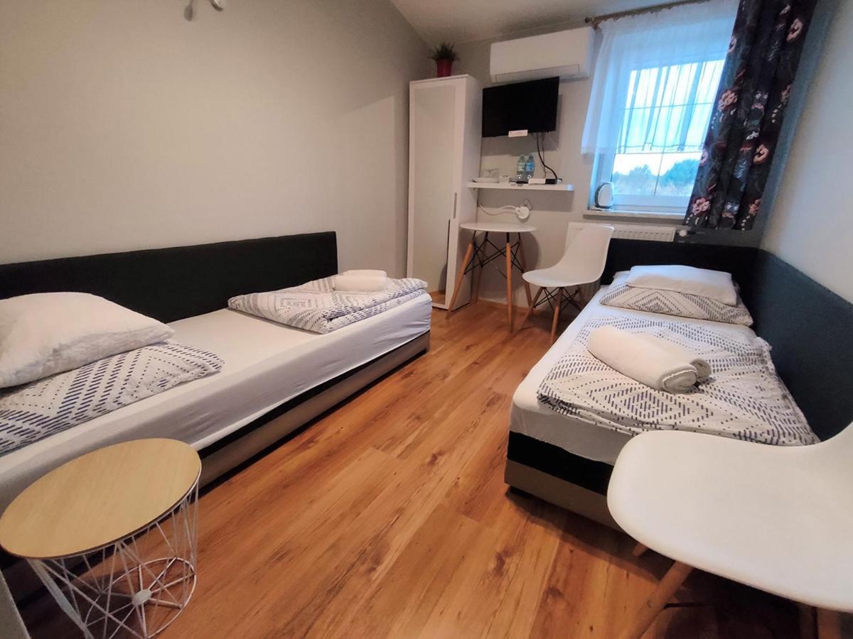 Bed and Breakfast Stajnia Pod Debem Starachowice Exterior foto