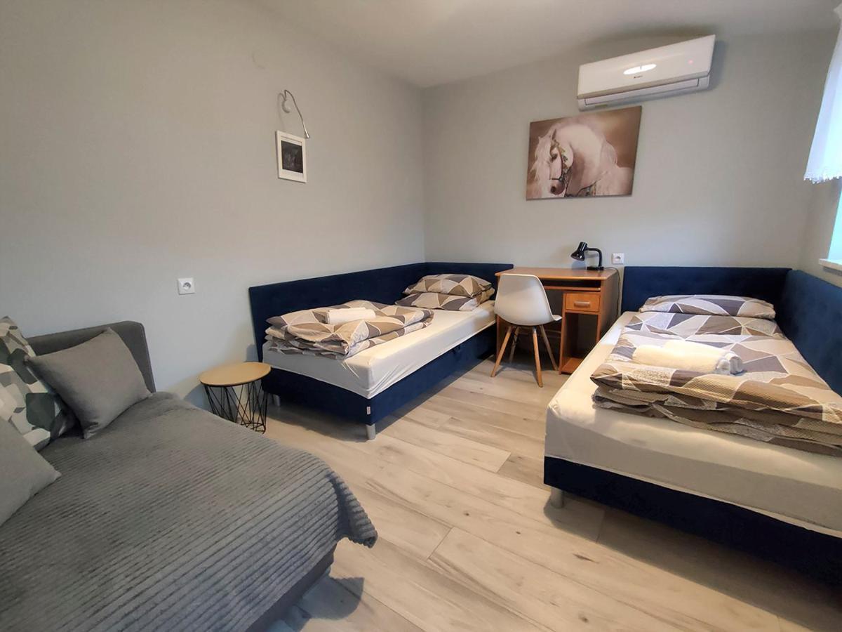 Bed and Breakfast Stajnia Pod Debem Starachowice Exterior foto
